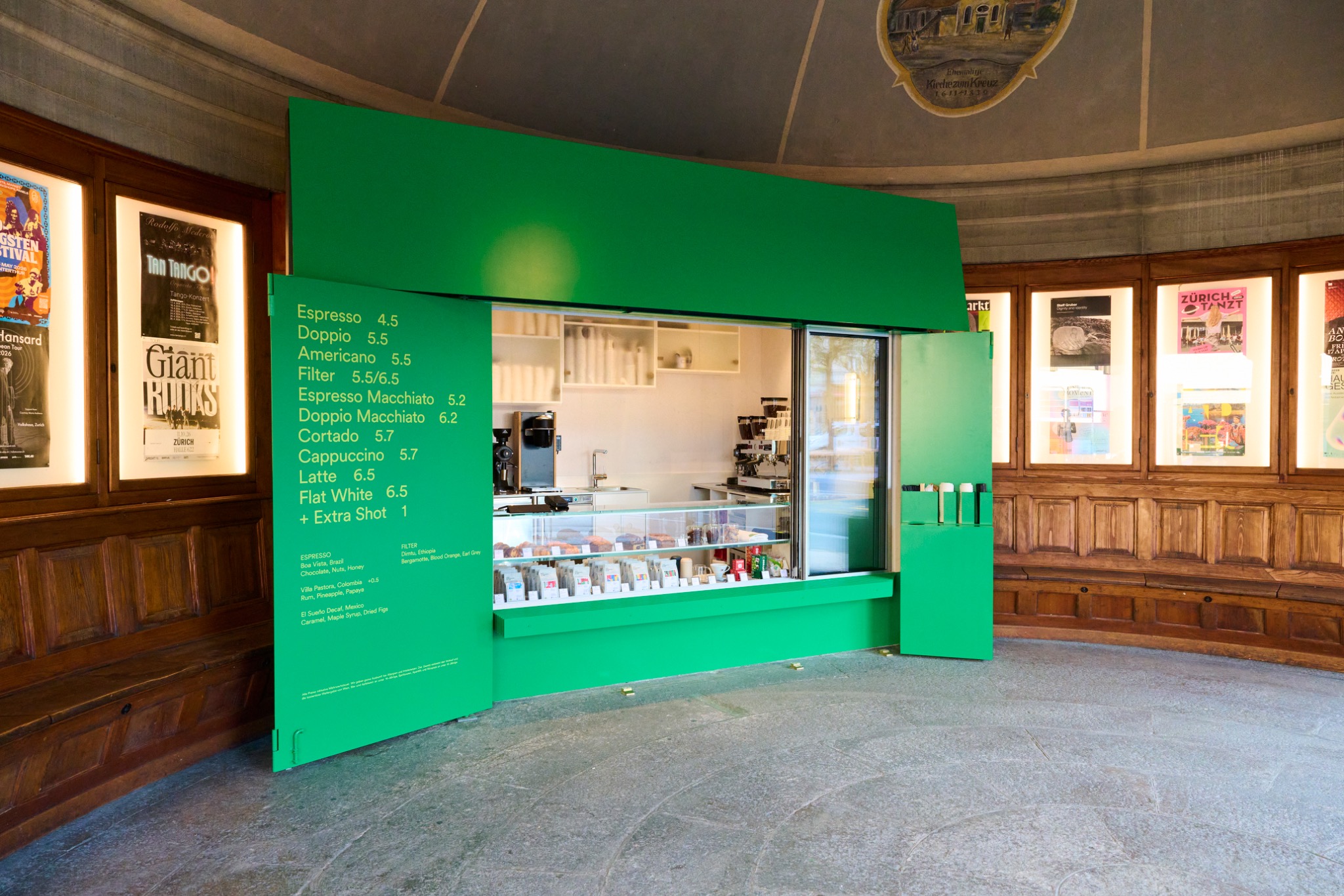 Grüner Café-Einbau von Miro Coffee im historischen VBZ-Wartegebäude am Kreuzplatz